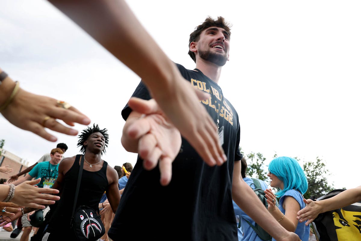 Incoming students go through the welcome tunnel into Robson during New Student Orientation. Photo by Jamie Cotten / Colorado College